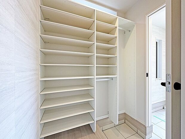 玄関横にシューズインクローク付き、雨具や三輪車を置いても余裕の広さ。