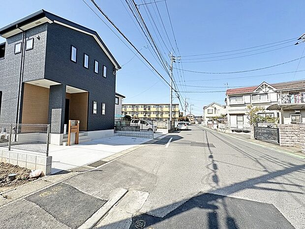車通りの少ない閑静な住宅地、のびのびした子育てに適します。
