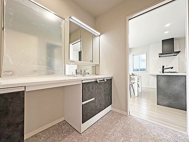 洗面室にはうれしいリネン収納があります。