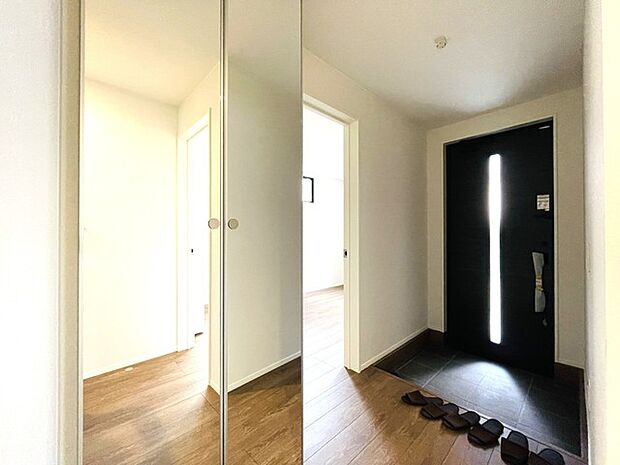 靴がしっかり収まるから、散らかりがちな玄関もスッキリ。