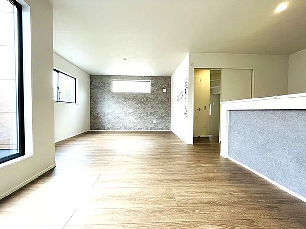 アクセントクロスが際立つLDK空間。