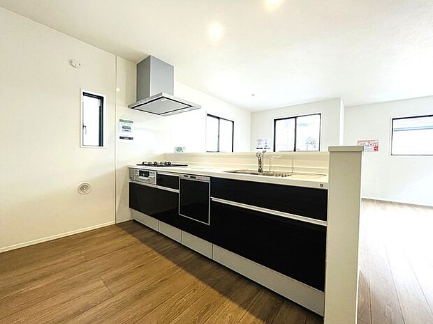 対面キッチンがご家族の温かい時間を演出。