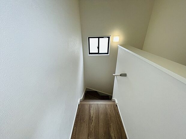 階段には手すりがついています