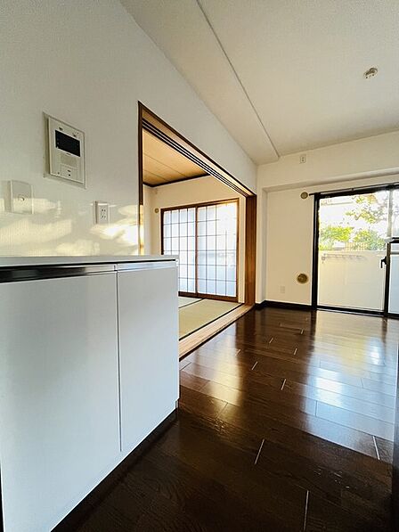 何かとものがあふれやすいリビングに、ちょっと一工夫。うれしい収納空間。