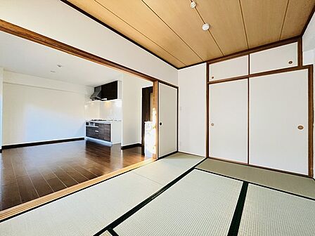 お子様にとっていいお昼寝空間になる和室は、ぜひリビングのお隣で。