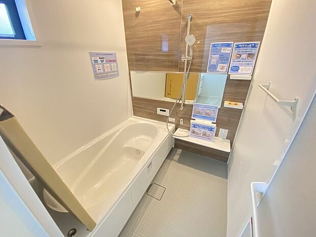お子様と一緒にバスタイムを楽しめる広々浴室。