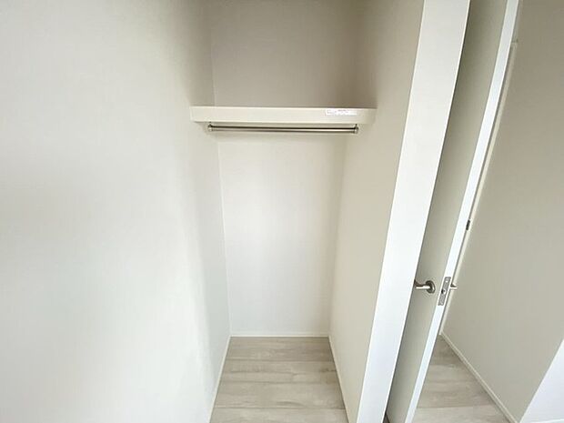 たっぷりの収納スペースで快適に暮らせそう。