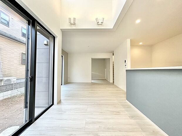 新築の木の匂いのする室内。写真では伝わらないので、ぜひ現地でお確かめください。