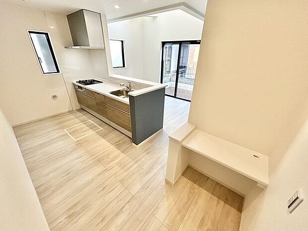 料理をしながらでも、ご家族との会話を楽しめる対面キッチン。