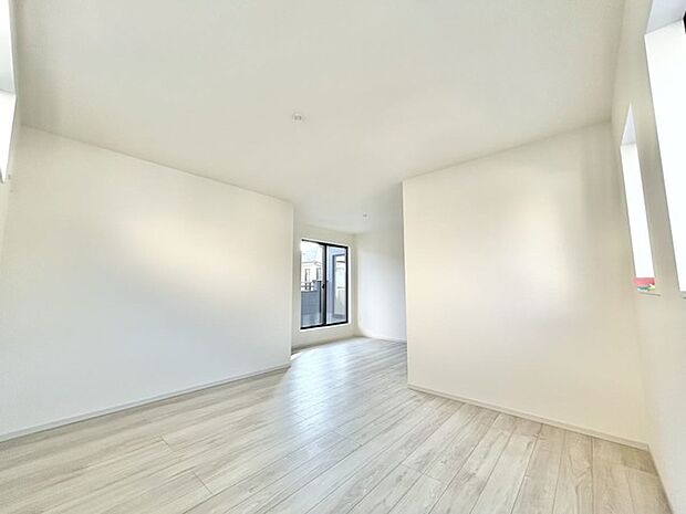 新築の木の匂いのする室内。写真では伝わらないので、ぜひ現地でお確かめください。