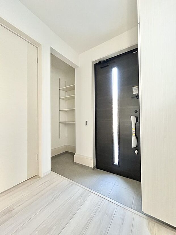 家族の履物が全部しまえる、ワイドな玄関収納。