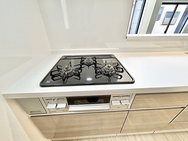 お掃除のしやすいフラットタイプの3口コンロです。