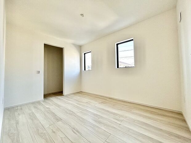 大きな窓から明るい日差しが差し込みます。