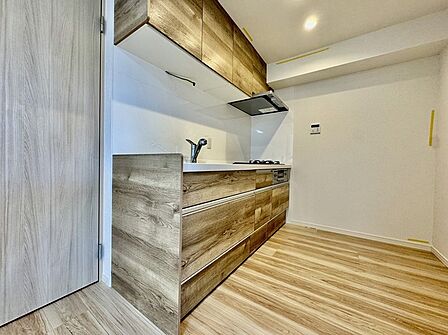 手を伸ばせばそこに収納が。安定した使用感の吊戸棚つきのキッチン空間。