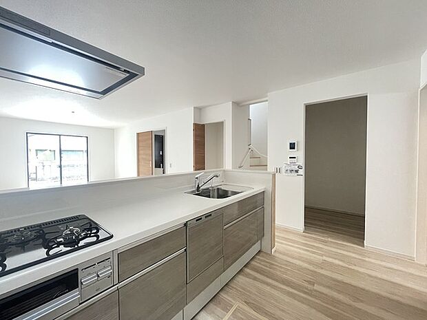 キッチンの脇に、この収納があるだけで、キッチン動線が変わりますね。 