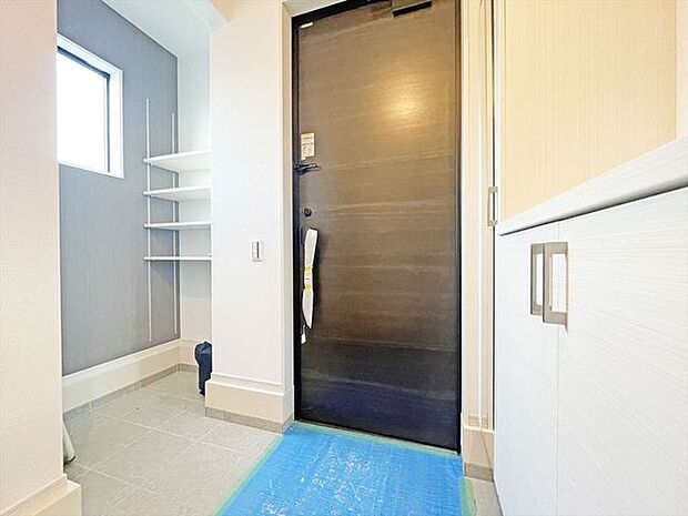 玄関を開けたらシューズボックス、使いやすい配置です。 