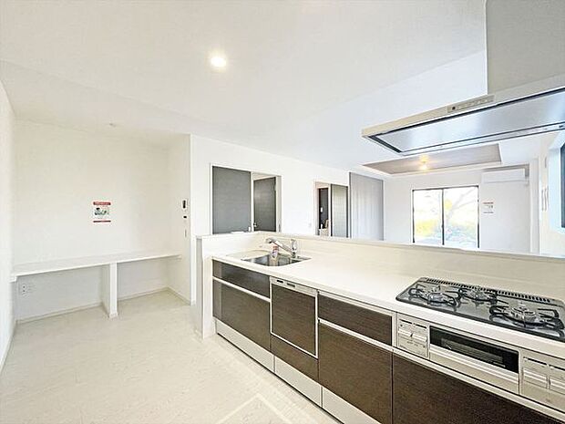 料理をしながらでも、ご家族との会話を楽しめる対面キッチン。 