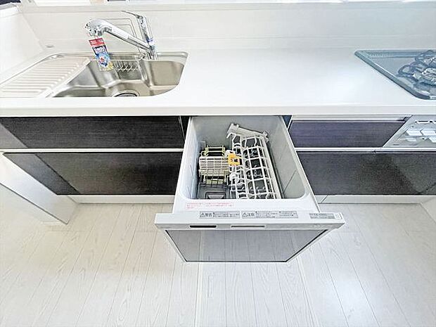 省エネ ・ 衛生的な食器洗乾燥機付。 