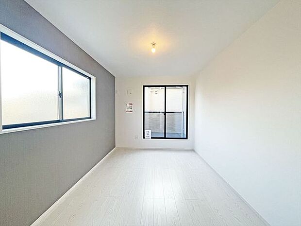 ベースカラーと異なった配色の壁紙を使用。ちょっとお部屋の雰囲気が変わります。 