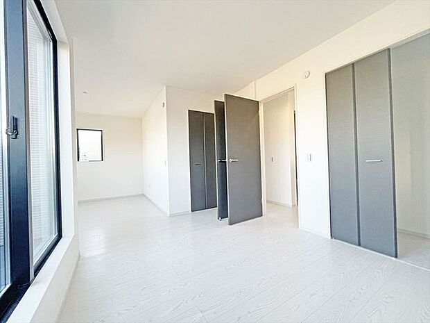 将来的には間仕切りして2部屋に変更可能な洋間。成長に合わせた間取り変更が可能なタイプ。 