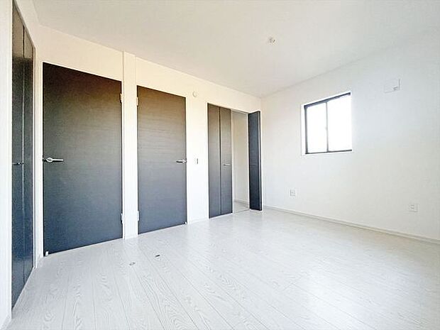 将来は間仕切りで。洋間二部屋分に対応可能な洋室。 