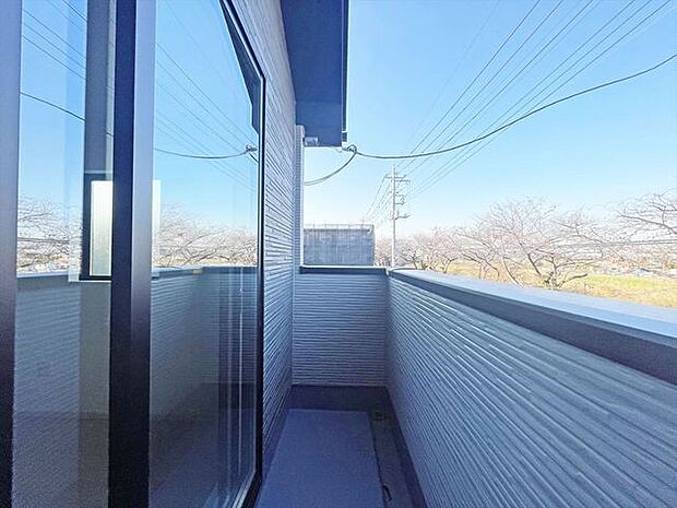 前面の住まいとの距離感があるから、圧迫感を感じません。 