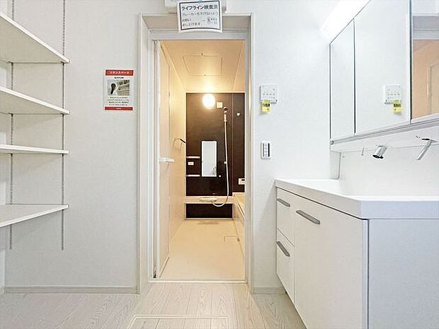 洗面室にはうれしいリネン収納があります。 