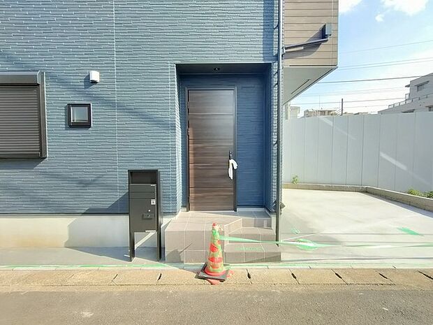 ポーチのついた新築分譲物件。玄関の印象はいかがでしょうか?入口からご覧ください。