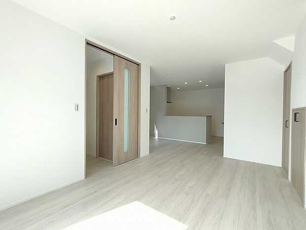 ご家族みんながゆったりくつろげる広々リビング。 