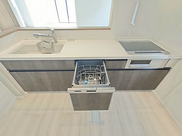 省エネ ・ 衛生的な食器洗乾燥機付。