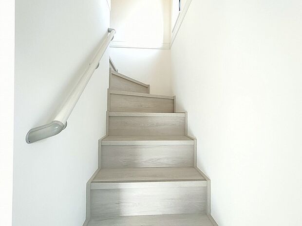階段には手すりがついています 