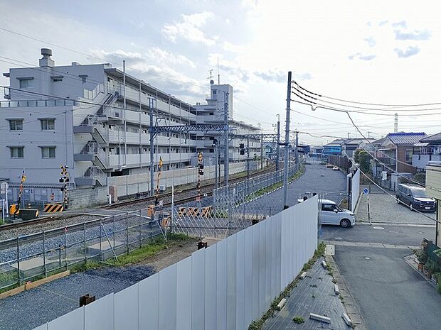 前面の住まいとの距離感があるから、圧迫感を感じません。