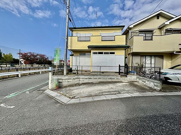 角地につき、開放感に恵まれる住居がここに。
