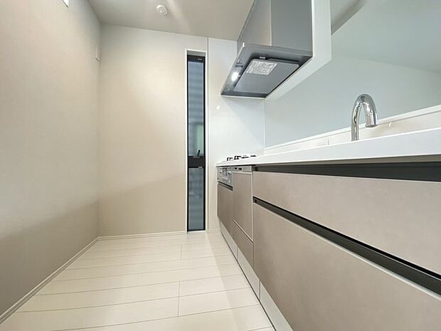 対面キッチンがご家族の温かい時間を演出。