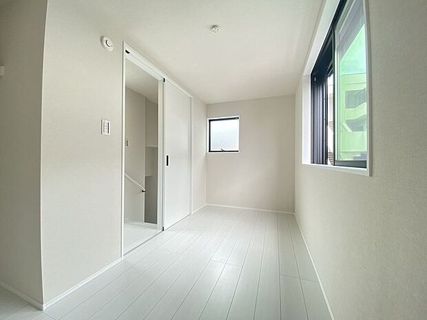 新築の木の匂いのする室内。写真では伝わらないので、ぜひ現地でお確かめください。