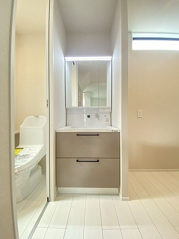 お出かけ前の身だしなみに一歩差がつく三面鏡。