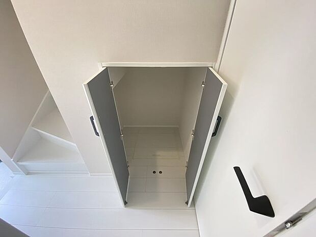 階段の下の空間も無駄にしない一工夫、ここにも小さな収納があります。