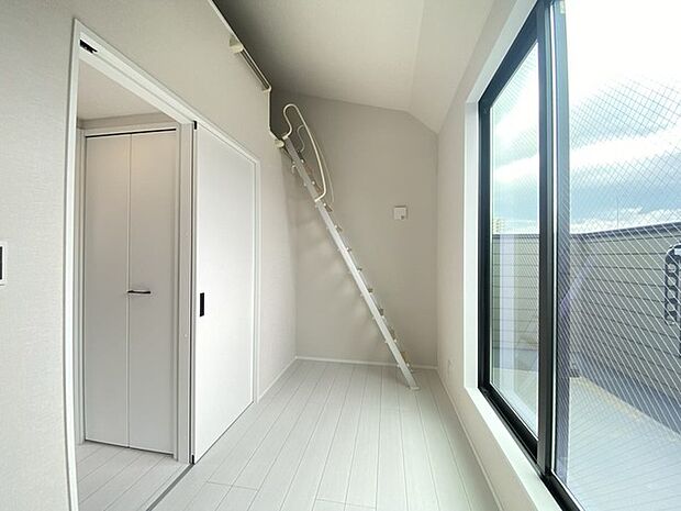 たっぷりの陽光に包まれる明るい住まい。