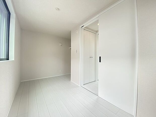 各居室には収納がついています。