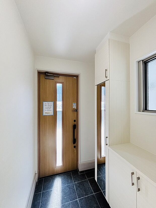 誰も住んだことのない家の玄関スペース。あたらしい木のにおいを感じていただけると思います。