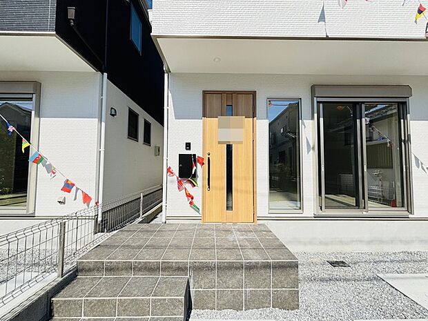 ポーチのついた新築分譲物件。玄関の印象はいかがでしょうか?入口からご覧ください。