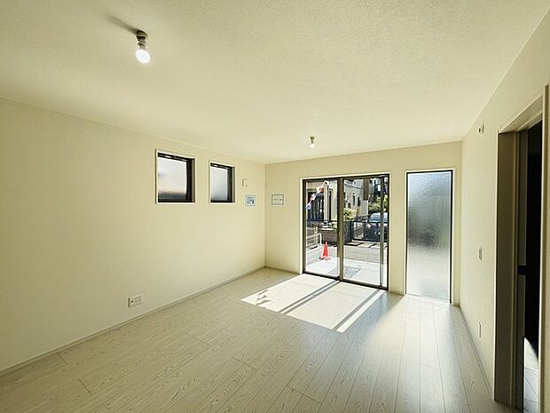 南側に大きな窓を配置、明るいリビングが出来ました。