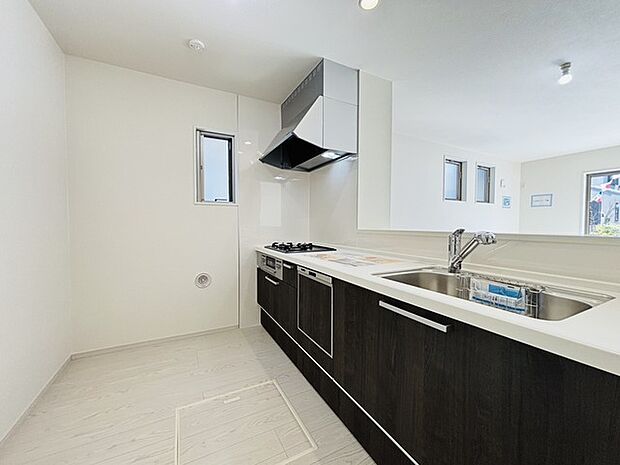 新築ならでは特典。未使用でスベスベの人造大理石を撫でてみてください。