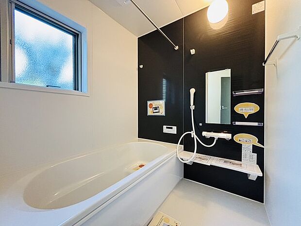 広々1坪タイプのゆったり浴室ユニット。防カビ・抗菌素材なのもうれしい。
