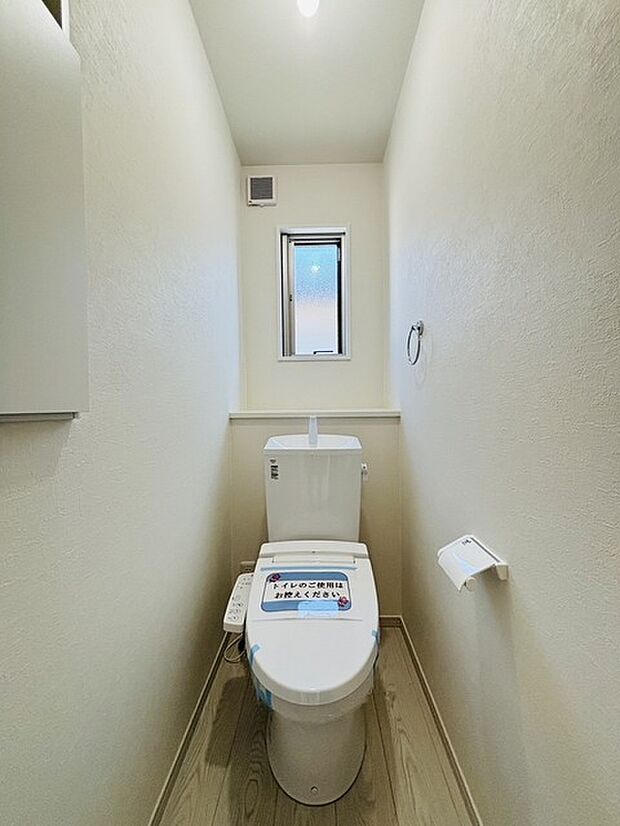 もちろんウォシュレット機能付き。憩いの場としてひそかに注目度の高いお手洗いにもご注目ください。