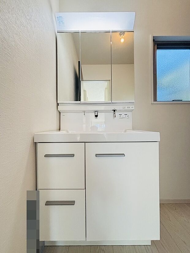 収納力と機能性に優れた、お手入れラクラク洗面化粧台。