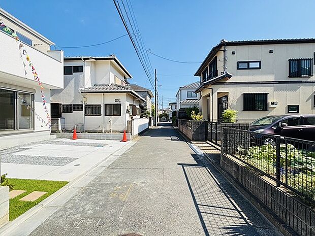 前面道路は歩道も整備され、小さなお子様にも安心です。 