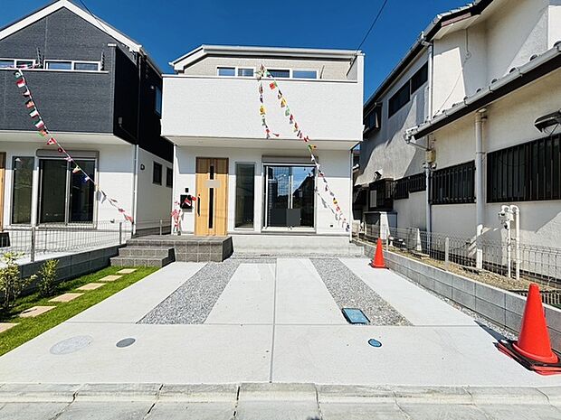 駐車場は2台まで駐車可能。マイカーの車幅もお確かめください。