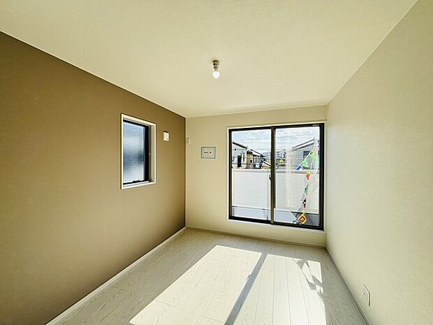 新築の木の匂いのする室内。写真では伝わらないので、ぜひ現地でお確かめください。