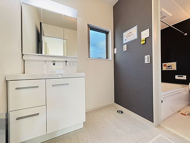 洗面台横にランドリーコーナーもゆったり。ドラム式洗濯機も置けそう。 